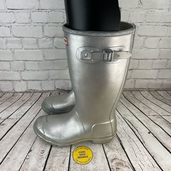 Hunter boots. It fits women size 5. Silver - Picture 3 of 14